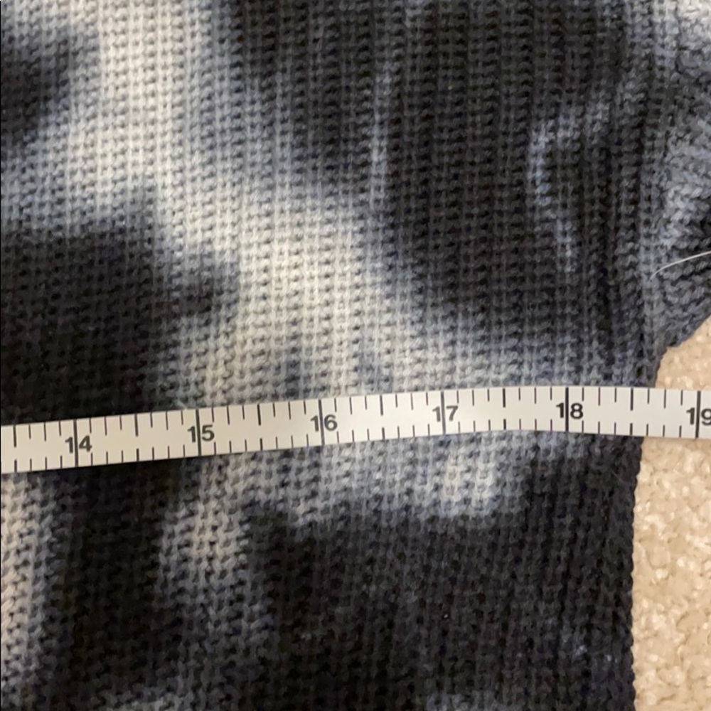 NWOT V-neck navy tie dye sweater size M - Picture 5 of 11